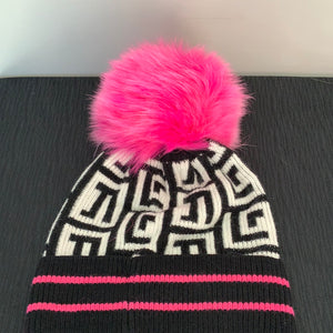 MMC21 tuque noire et blanche avec monogramme et pompom en fourrure de Mitchie's HTIM90