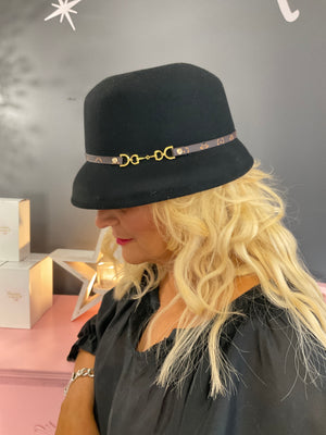 Ah25,439 Chapeau noir avec imprimé l V brun ajustable