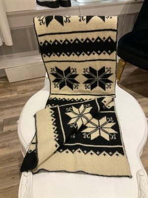 Ah25,427 Foulard marine foncé avec crème flocon
