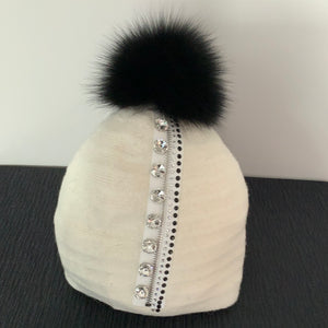 MMC24 Tuque crème avec cristaux clairs et pompom en fourrure Mitchie's HTIM80