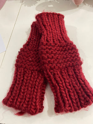 Ah25,447 Gants en tricot bordeau sans doigts