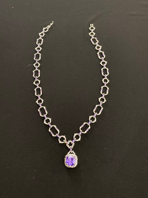 Collier argenté avec cristaux clairs et violets et breloque de Jacqueline Kent JKN657.SIPU