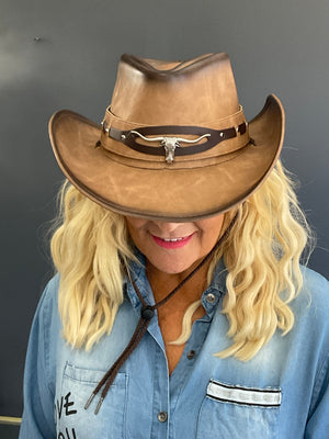 Pe26,506 Chapeau de cowboy en cuir végane ajustable avec ceinturons amovible et avec cordon