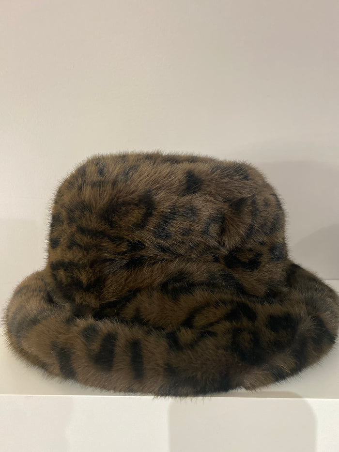 Ah25,402nov Chapeau en fourrure synthetique leopard Angela Mara