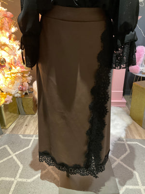 Ah25,100dec  Jupe brune en cuir synthétique avec dentelle noir au bas