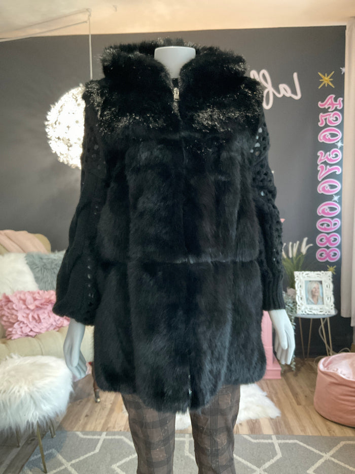 Ah25,302oct Veste noir en fourrure synthetique et bande cuir avec capuchon