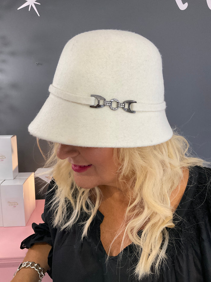 Ah25,437 Chapeau blanc cassé avec pierres sur les côtés ajustables