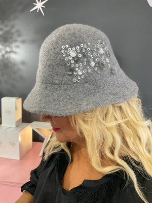 Ah25,438 Chapeau gris avec paillettes et pierres sur les côtés ajustable