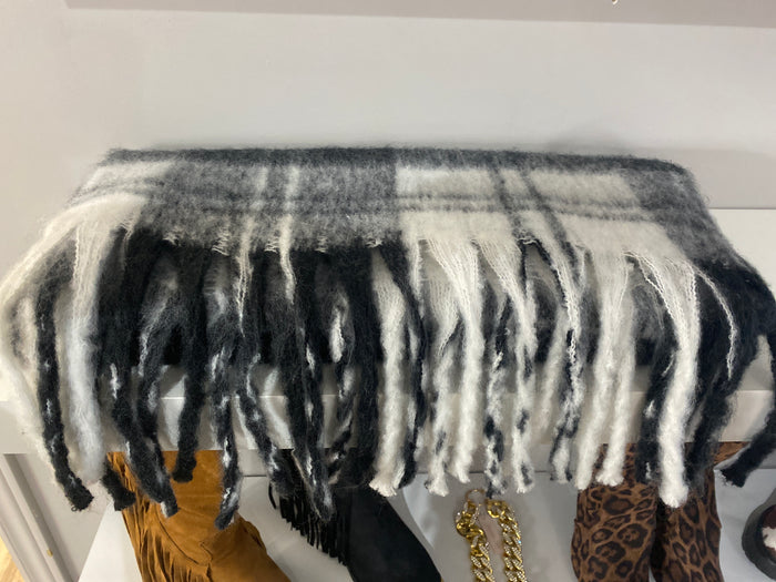 Ah25,415 Foulard en tricot noir, crème et gris avec franges