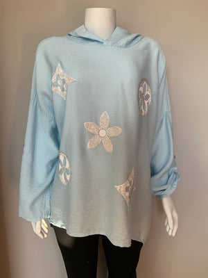 Hoodie bleu poudre avec fleurs et petits pierres,taille unique 56 pouces