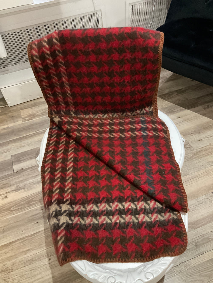 Ah25,428 Foulard teinté de rouge beige et noir