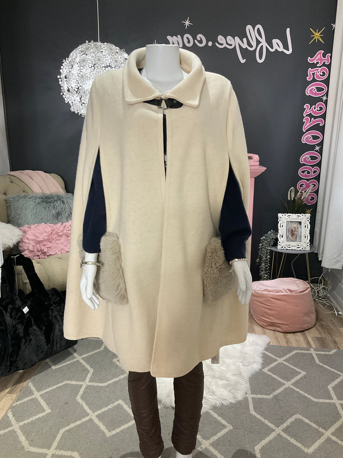 Ah25,306nov Cape blanc cassé avec poches en fourrure synthétique