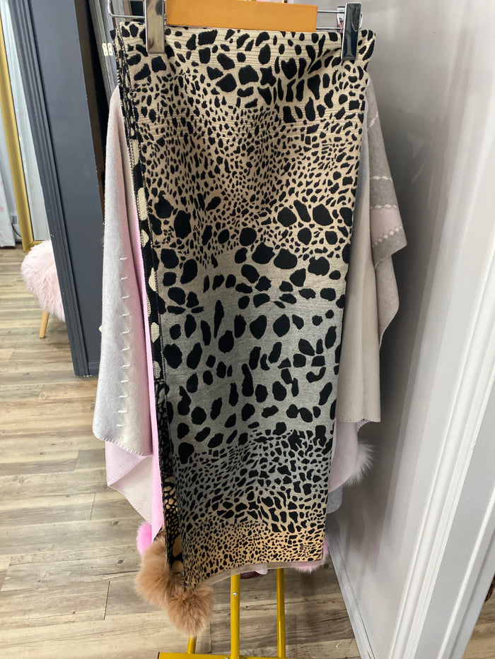 MMC143 ÉCHARPE TAN TISSÉE À MOTIF ANIMAL ET POMONS DE RENARD  SCCO25