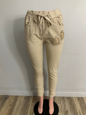 Pe26,107janv Pantalon beige avec cœur taille unique