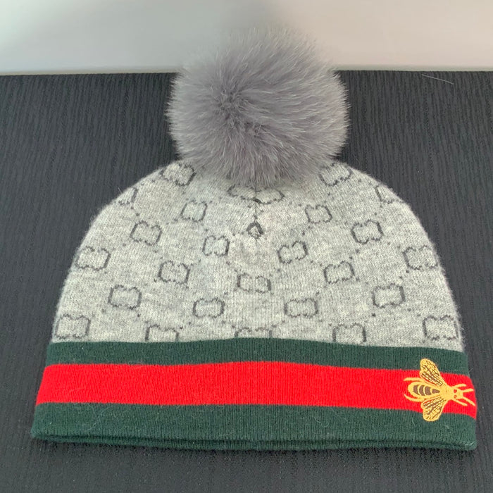 MMC22 tuque grise avec abeille brodée et pompom en fourrure de Mitchie's HTIM60