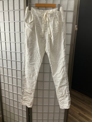 Pe25,101avril Pantalon blanc avec bande de chaque côtés argent et pierres taille unique