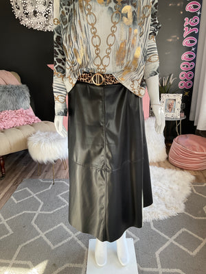 AH25,120oct Jupe noire en cuire synthetique coupe A incluant une ceinture leopard