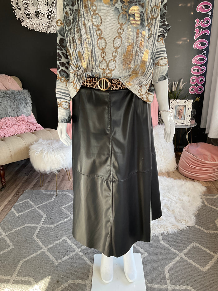 AH25,120oct Jupe noire en cuire synthetique coupe A incluant une ceinture leopard