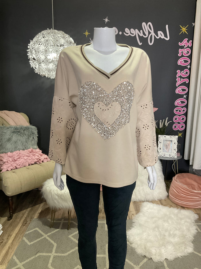 Ah25,44oct  Haut beige avec cœur a paillettes