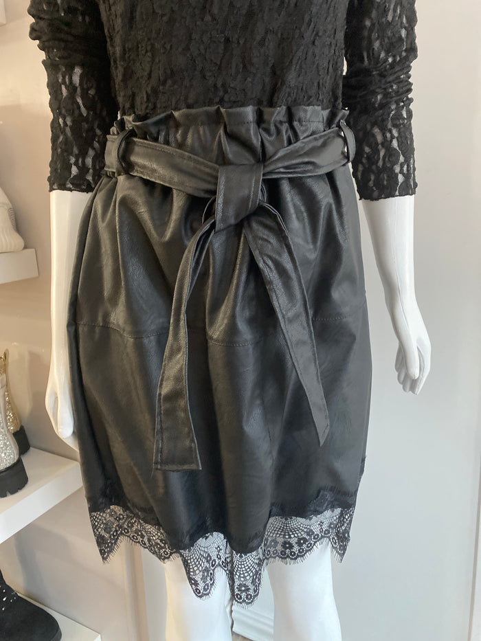 Ah25,129dec Jupe noire courte en cuir synthétique avec dentelle noir au bas et ceinture