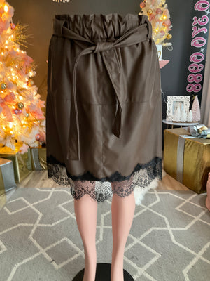 Ah25,101dec Jupe brune courte en cuir synthétique avec dentelle noir au bas et ceinture