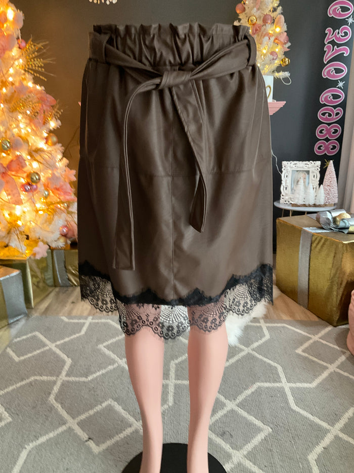 Ah25,101dec Jupe brune courte en cuir synthétique avec dentelle noir au bas et ceinture