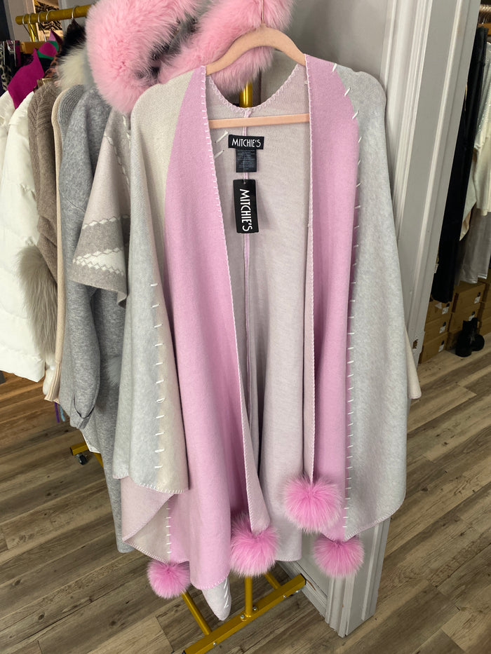 MMC171 PONCHO ROSE COLORBLOCK EN TRICOT VERTICAL AVEC POMPONS EN FOURRURE DE RENARD POYU38