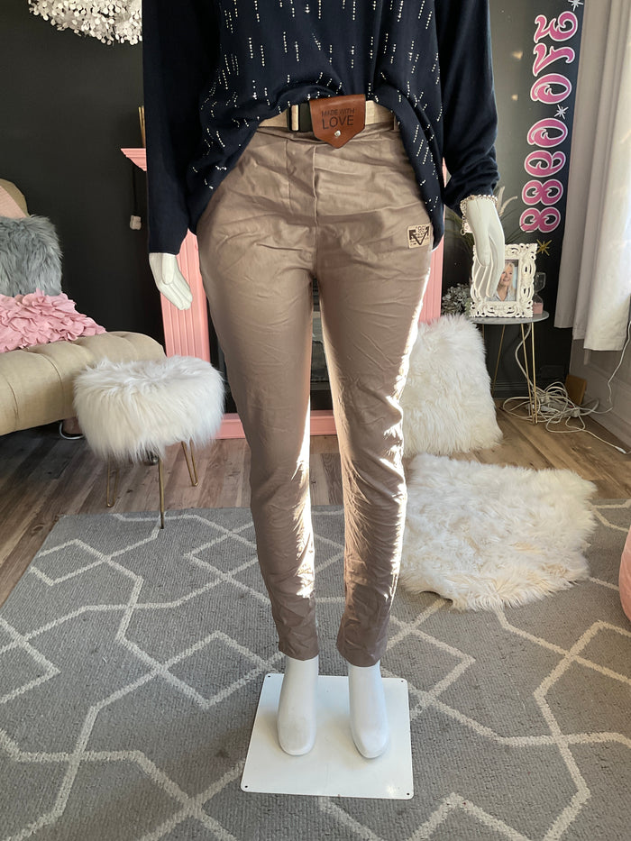 Ah25,122oct Pantalon gris en cuir synthétique avec ceinture