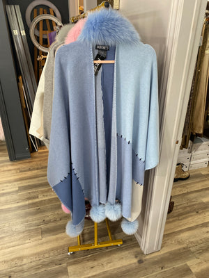 MMC173 PONCHO BLEU MIX EN TRICOT PATCHWORK AVEC POMPONS EN FOURRURE DE RENARD POYU39