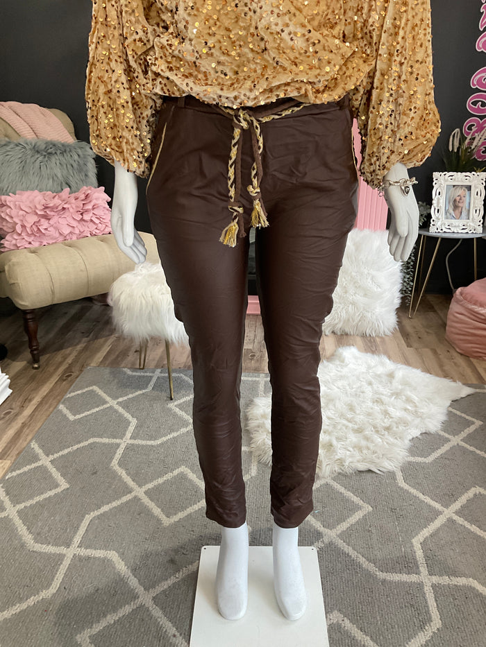 Ah25,108nov Pantalon brun avec ceinture en cordon beige et brun