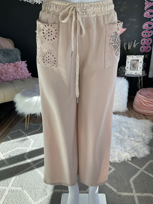 Ah25,100nov Pantalon beige avec poches devant et pierres