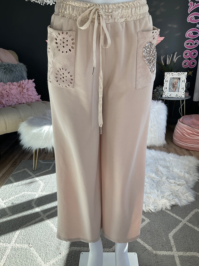 Ah25,100nov Pantalon beige avec poches devant et pierres