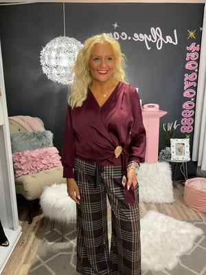 Ah25,18oct Haut bordeaux satiné avec broche doré