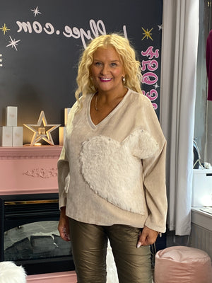 AH25,35oct  Chandail beige velour avec coeur en fourrure synthétique et cristaux