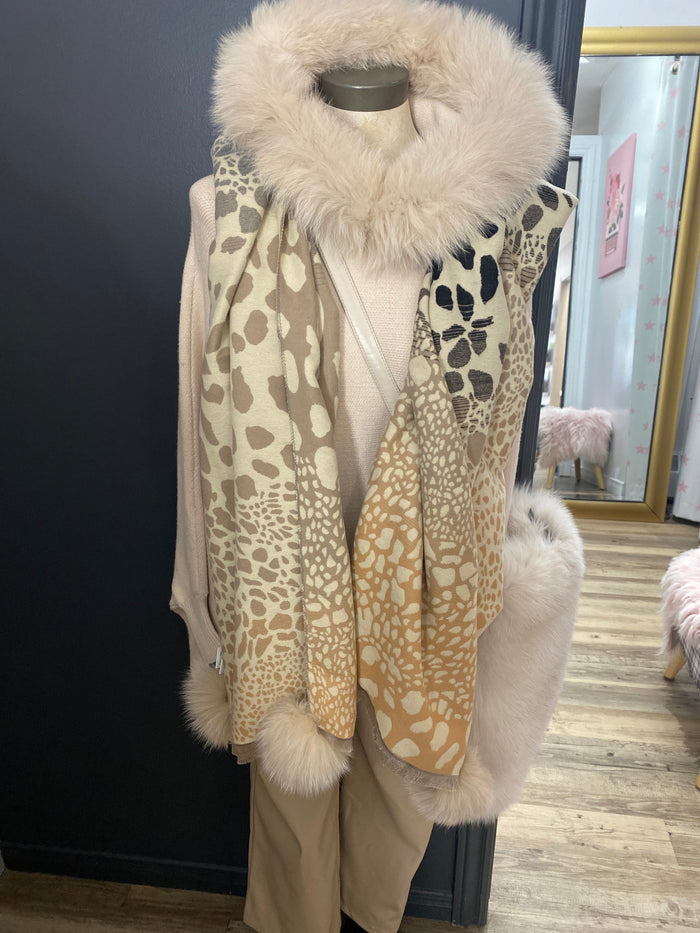 MMC162 ÉCHARPE BEIGE TISSÉ IMPRIMÉ ANIMALERIE AVEC POMPOMS EN FOURRURE DE RENARD SCCO25