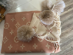 Ah25,451 Foulard designer rose pale et crème avec pompons en fourrure