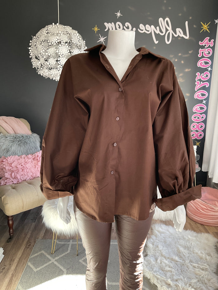 Ah25,1nov Chemisier brun avec manches bouffantes