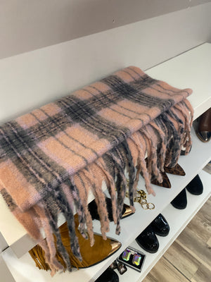 Ah25,414 Foulard en tricot rose et gris avec franges