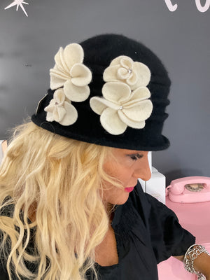 Ah25,440 Chapeau noir avec appliquer de fleurs blanc cassé