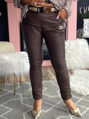 AH25,115oct Pantalon brun en cuir synthétique incluant une ceinture beige