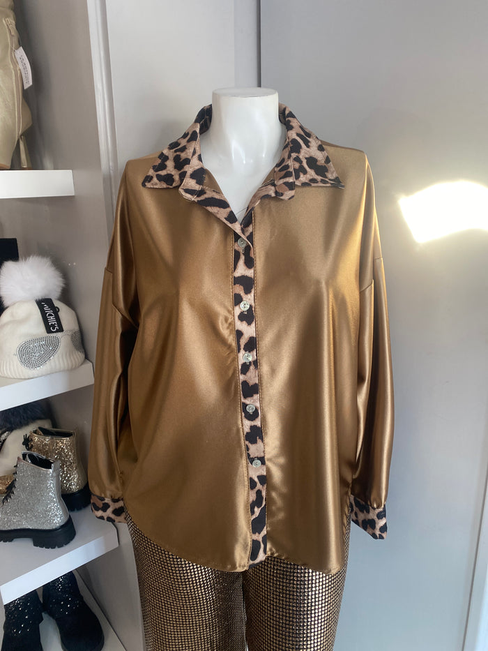 Ah25,32nov Chemisier doré avec leopard au collet et manches