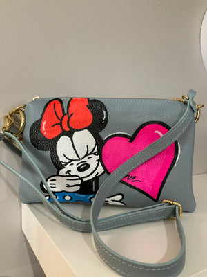 Sac à main ,mini mouse avec cœur gris bleu en cuir peint par Vera Pelle 10 pouces de longueur et 6 pouces de profondeur