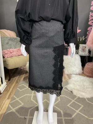 Ah25,130oct Jupe grise et noire rayé avec dentelle taille unique