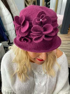 Ah25,435 Chapeau bordeaux avec  fleurs 100% laine