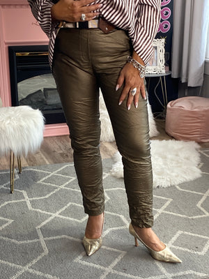 AH25,117oct Pantalon bronze  en cuir synthétique incluant une ceinture beige