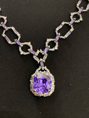 Collier argenté avec cristaux clairs et violets et breloque de Jacqueline Kent JKN657.SIPU