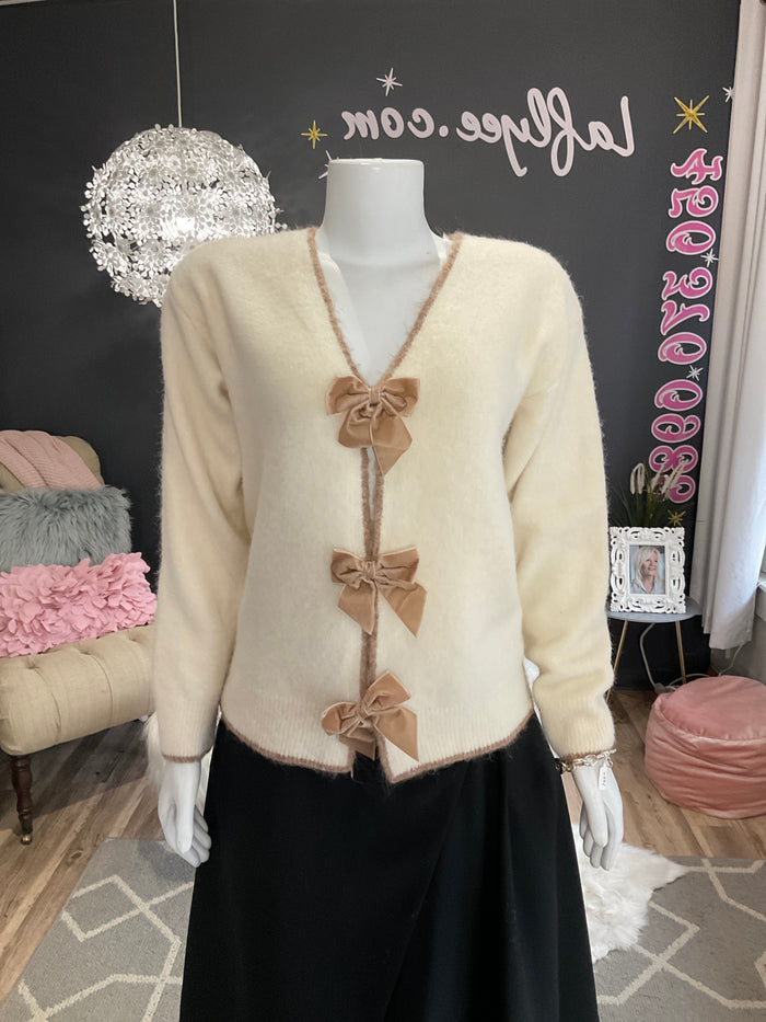 Ah25,11nov haut blanc cassé avec boucles 10% de laine