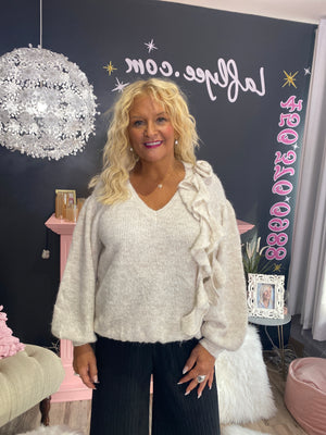 AH25,31oct Chandail en tricot beige avec une rosette à l’épaule