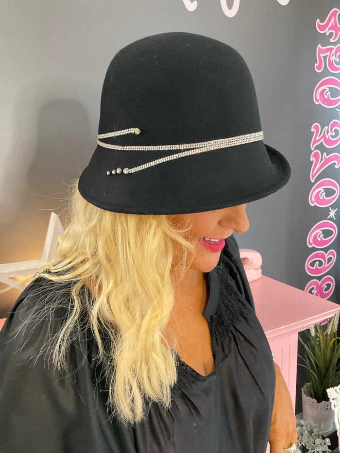 Ah25,441 Chapeau noir avec pierres ajustables