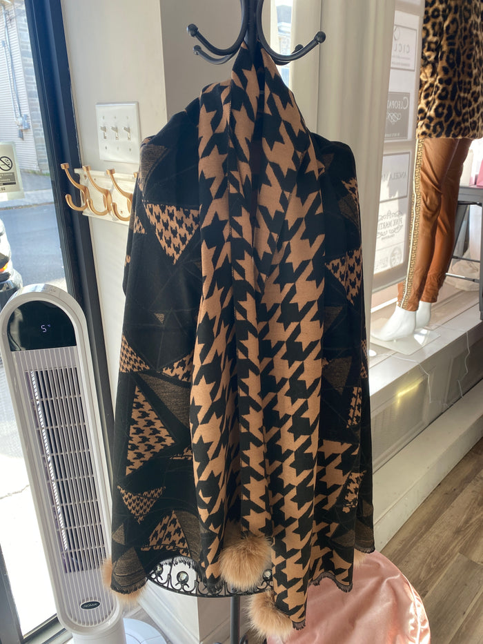 MMC155 ECHARPE CAMEL TISSEE A MOTIFS OIED DE POULE ET ZIZZAG AVEC POMPOMS EN FOURRURE DE RENARD SCOC11